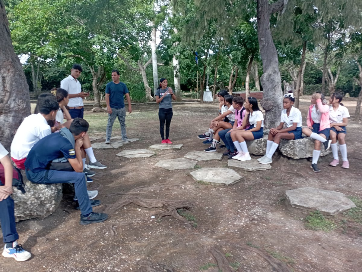 YMarquezSanchez's tweet photo. Visita al Centro Mixto Antonio Maceo dónde se desarrollo un intercambio con educandos de 9no sobre la Carrera de Educación Artística e Instructores de Arte.
#EsucaciónFreyre
#EducacionHolguin
#CubaMined 
#EducaciónArtística https://t.co/UFPjRaO073