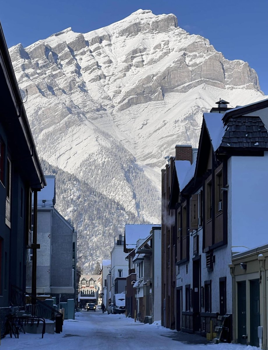 Alleyway, Banff Town 
Banff National Park, AB 🏔️🇨🇦