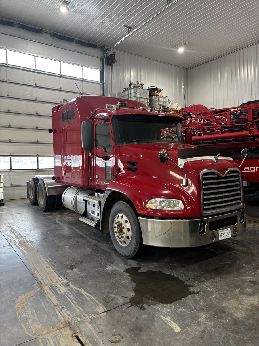 weber4farms's tweet image. Anyone interested in a couple Mack’s 2012s 1,00,000 km safeties and runs good. 25,000 each or 45,000 for two.
Mp8 with mdrive.