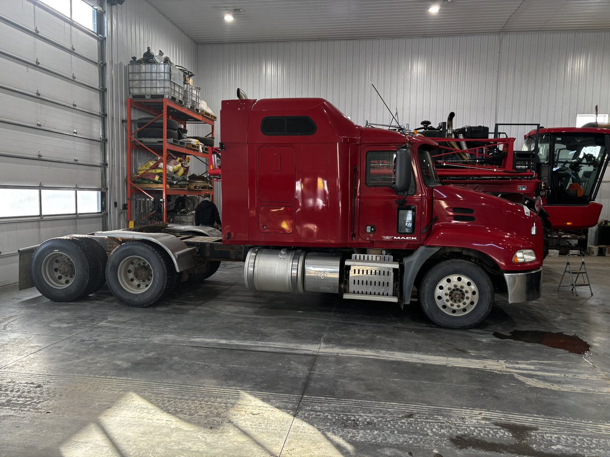 weber4farms's tweet image. Anyone interested in a couple Mack’s 2012s 1,00,000 km safeties and runs good. 25,000 each or 45,000 for two.
Mp8 with mdrive.