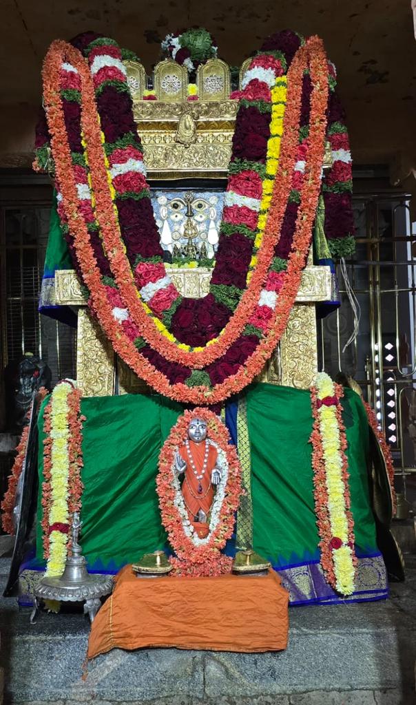 Jaggesh2's tweet photo. ಇಂದಿನ ರಾಯರ ಬೃಂದಾವನ ಅಲಂಕಾರ ದರ್ಶನ 🙏 https://t.co/94Phr5kRSK