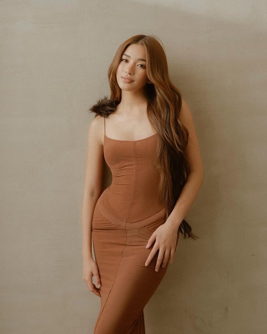 jhoaiahgallery's tweet photo. same beauty but in different fonts 🤎 https://t.co/McPN3tOLzA