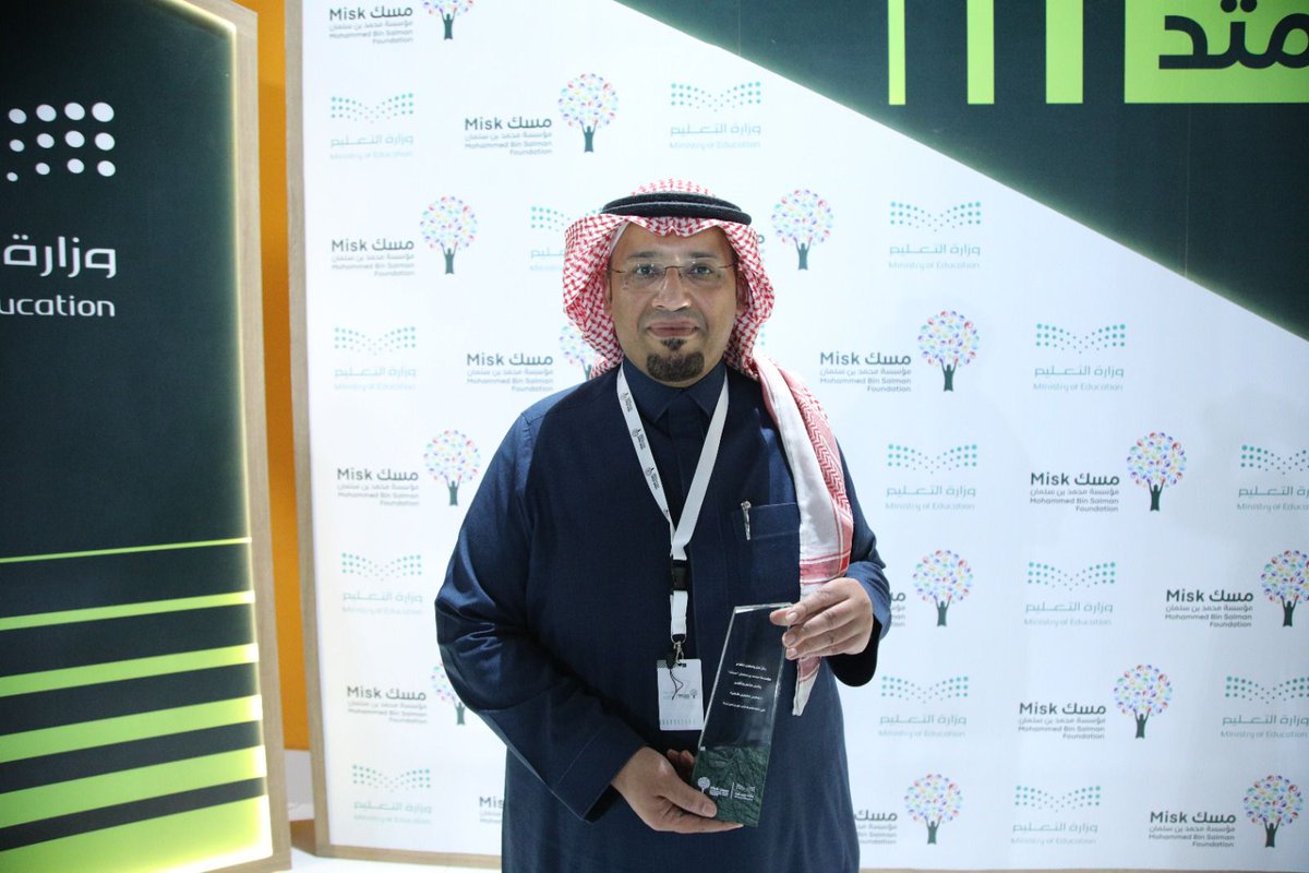 DAS_Schools's tweet photo. بحضور مساعد وزير التعليم م.محمد الغامدي ونائب الرئيس التنفيذي في مسك م.عمر النجار كرمت مؤسسة الأمير محمد بن سلمان (مسك) مدارس الظهران الاهلية لدورها في اعداد الطلاب في الالتحاق ببرنامج النخبة لطلاب المرحلة الثانوية  لمساعدتهم لزيادة فرص قبولهم في أفضل الجامعات في العالم . https://t.co/CNda4GHZDd