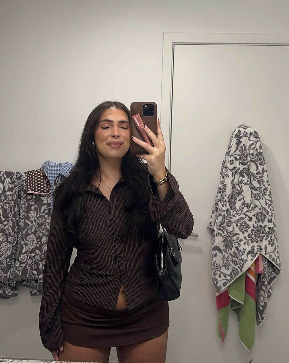 zoemevorah's tweet image. I know a few things about a mini skirt ! @thedriverera #SameOldStory