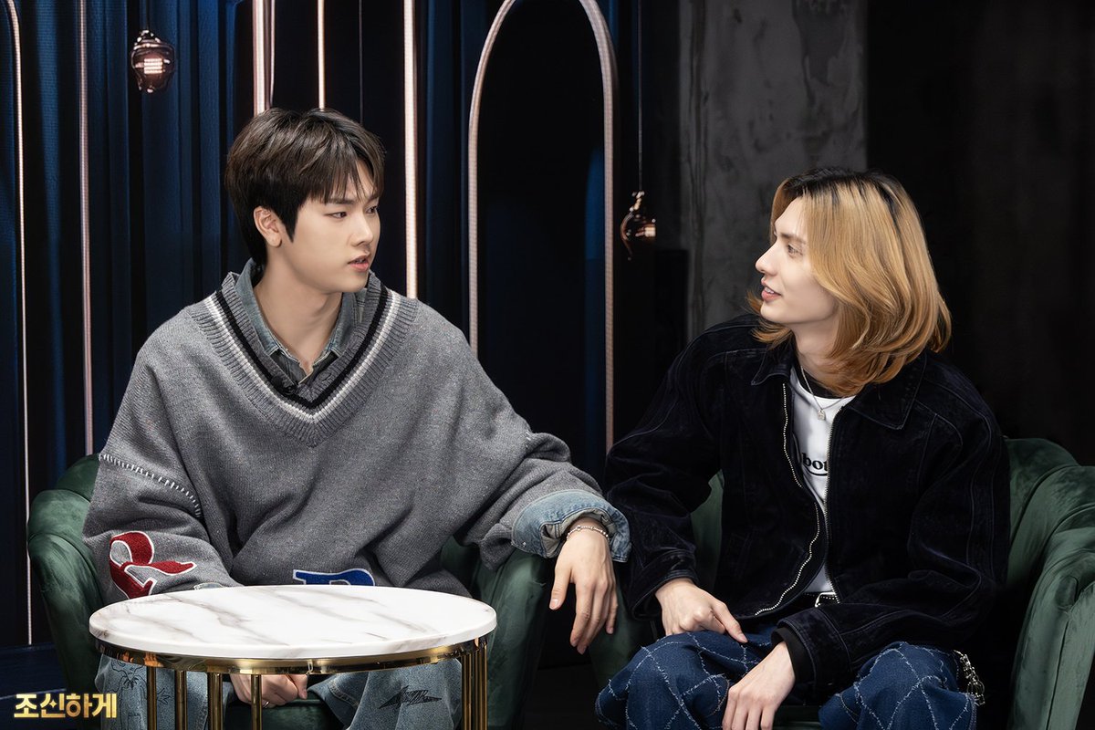 heyachi_studio's tweet image. 📸 조신한 Behind cut.01 📸
01월 27일 업로드 된 EP.08 엑디즈 정수&amp;amp;주연 편! 

시조새가 된 조권 상담사님과 
JYP 풀 3년차 정수&amp;amp;주연님의
숨겨진 컷들을 공개합니다.   

01_ JYP 패밀리즈 기념샷
02_ 예능을 배워가겠다! 조상님 잘하시네 :)
03_ 숨 쉬는 공기가 음악이다! 오~!!!
04_ 서로 사랑이…