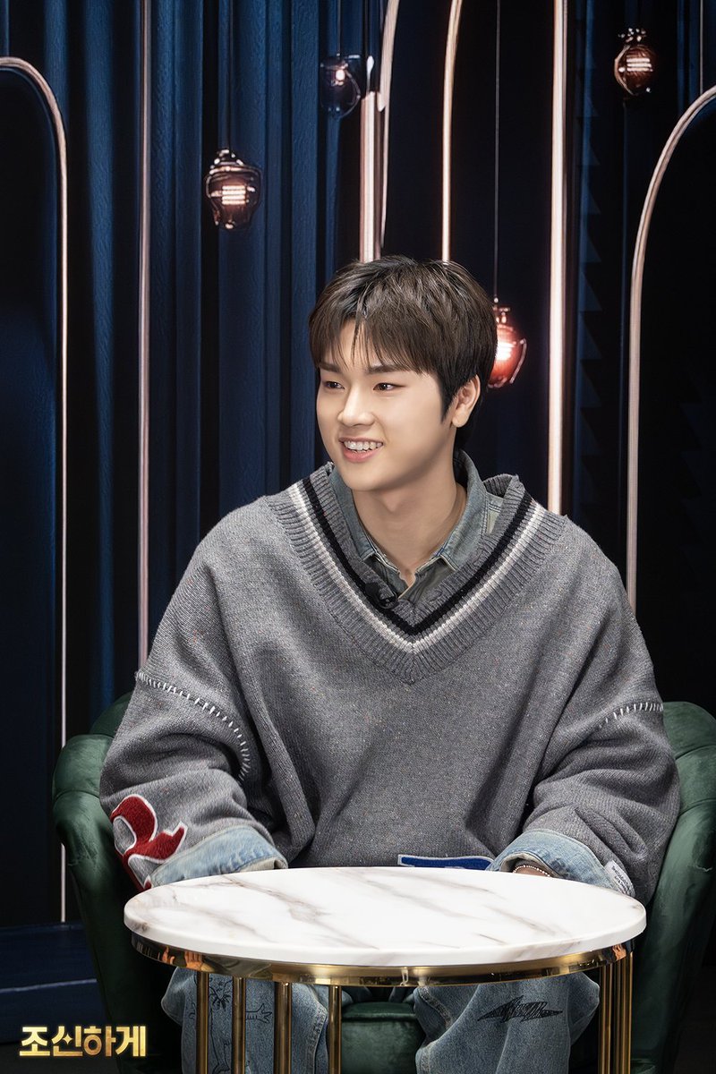 heyachi_studio's tweet image. 📸 조신한 Behind cut.01 📸
01월 27일 업로드 된 EP.08 엑디즈 정수&amp;amp;주연 편! 

시조새가 된 조권 상담사님과 
JYP 풀 3년차 정수&amp;amp;주연님의
숨겨진 컷들을 공개합니다.   

01_ JYP 패밀리즈 기념샷
02_ 예능을 배워가겠다! 조상님 잘하시네 :)
03_ 숨 쉬는 공기가 음악이다! 오~!!!
04_ 서로 사랑이…