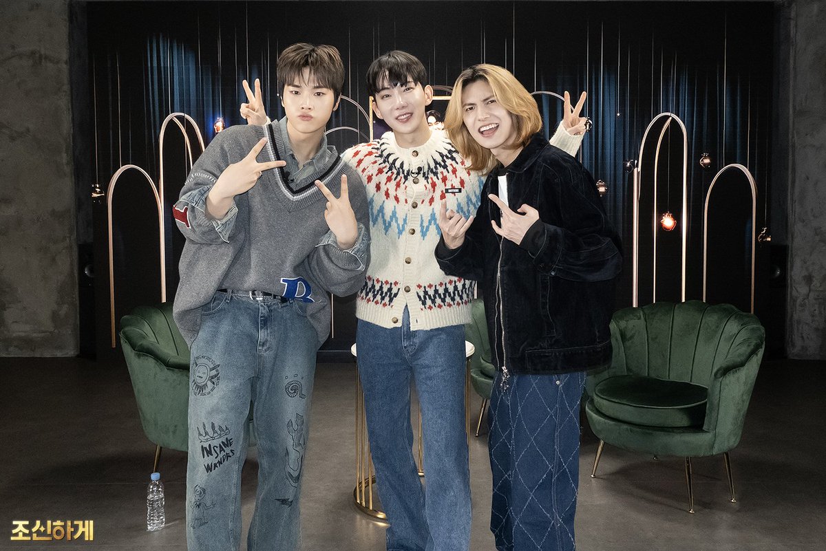 heyachi_studio's tweet image. 📸 조신한 Behind cut.01 📸
01월 27일 업로드 된 EP.08 엑디즈 정수&amp;amp;주연 편! 

시조새가 된 조권 상담사님과 
JYP 풀 3년차 정수&amp;amp;주연님의
숨겨진 컷들을 공개합니다.   

01_ JYP 패밀리즈 기념샷
02_ 예능을 배워가겠다! 조상님 잘하시네 :)
03_ 숨 쉬는 공기가 음악이다! 오~!!!
04_ 서로 사랑이…