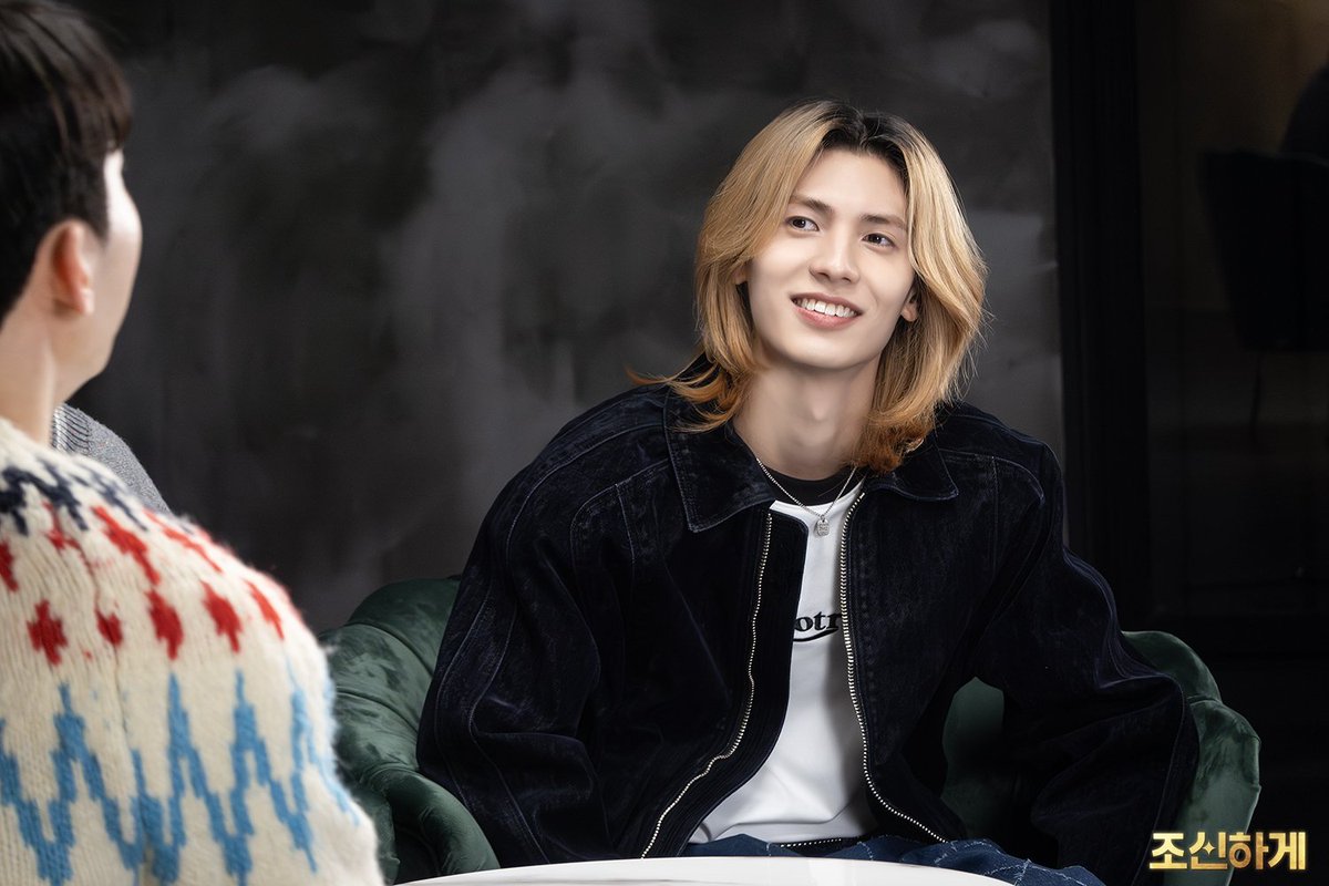 heyachi_studio's tweet image. 📸 조신한 Behind cut.01 📸
01월 27일 업로드 된 EP.08 엑디즈 정수&amp;amp;주연 편! 

시조새가 된 조권 상담사님과 
JYP 풀 3년차 정수&amp;amp;주연님의
숨겨진 컷들을 공개합니다.   

01_ JYP 패밀리즈 기념샷
02_ 예능을 배워가겠다! 조상님 잘하시네 :)
03_ 숨 쉬는 공기가 음악이다! 오~!!!
04_ 서로 사랑이…