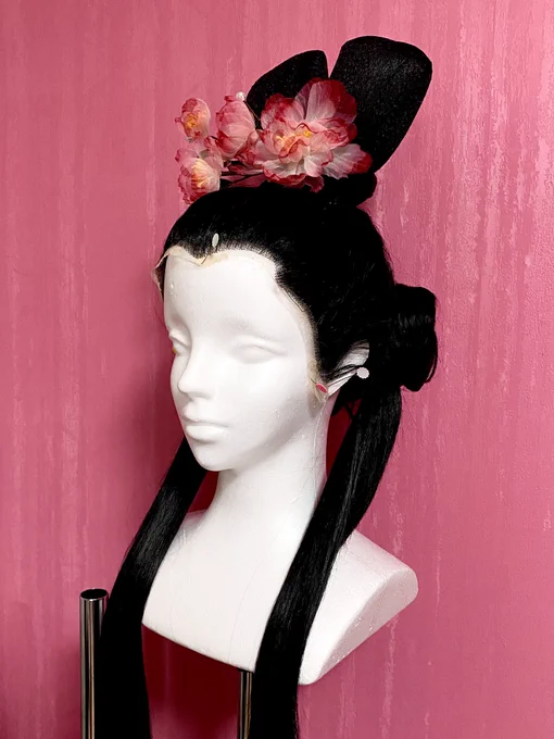 【馬屋古女王コスプレ製作】これは練習用で作ったウィッグです。かんざし買い忘れてるねwこのウィッグは日本人の頭の形してない小さいウィッグかのであとで大きいの買わなきゃだね。正直地毛でやりたいw 