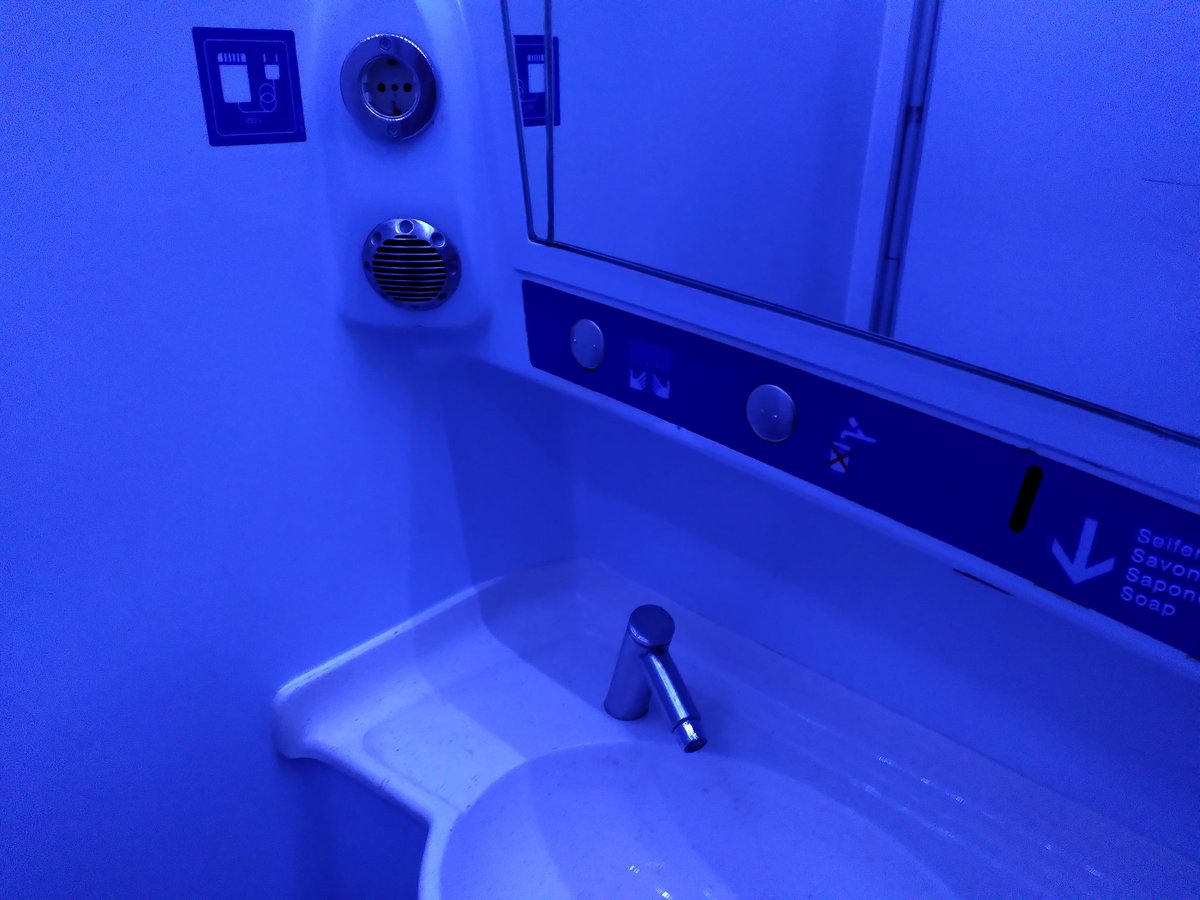 svscherrer's tweet photo. Als häufiger Zugfahrer finde ich die grössten Unterschiede im Passagierraum von Eisenbahn-Fahrzeugen im Kämmerlein, das sich Toilette nennt.
Zu gerne sähe ich den Erfinder des Händetrockners im ETR610 / Astoro, wie er diesen benutzt. https://t.co/grWLhwzsCP