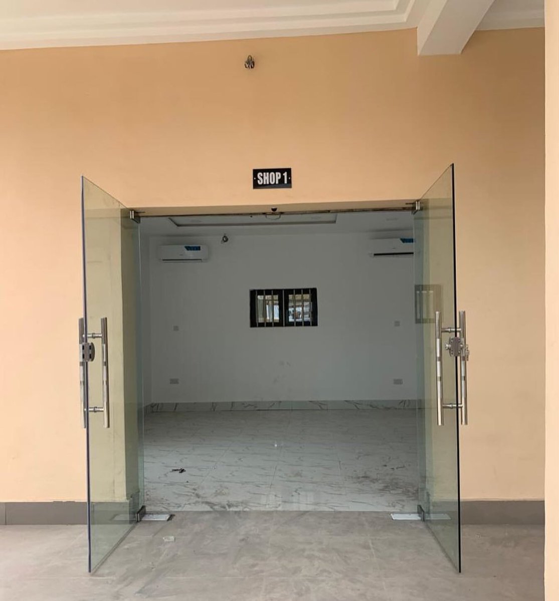 Baloo_Mcliu's tweet photo. 10mm plain glass double leaves door with accessories.
We believe QUALITY alwys WINS, our HANDWORK are excellent. QUALITY WITH REASONABLE PRICE &amp; GUARANTEE . We use our sincere and best service to meet all your demands. 

For more info 
Call/WhatsApp via 08096270231/08143429568 https://t.co/U6oklPw8YL