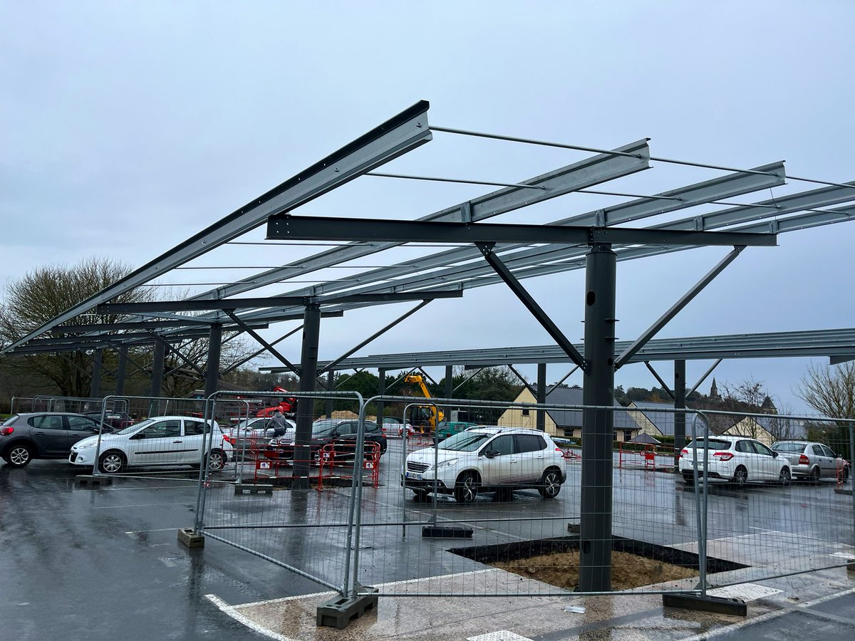 E2Villiers's tweet photo. Le parking d’un supermarché que je fréquente depuis 20 ans. 
Je m’étonne de voir ce chantier pharaonique à l’échelle de l’établissement. 
À l’intérieur, je tombe par hasard sur le Directeur que je reconnais, 35/38 ans cheveux tout blanc, surmené. Je l’interroge sur le chantier, il m’explique que c’est une loi pour 2026, qu’ils anticipent, imposant des panneaux solaires sur les parkings de supermarchés. 
Toutes ces conneries vont se retrouver dans les prix, c’est ça la spirale à la vie chère,
Merci les Escrologistes!