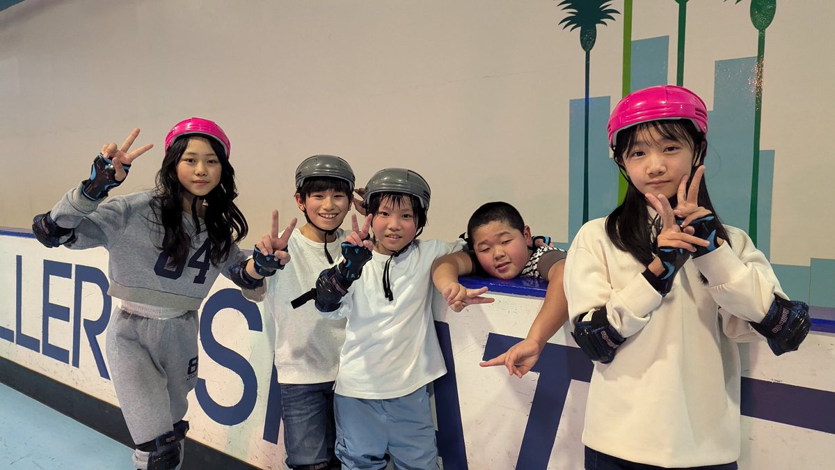 Haruki20140429's tweet image. 週末に ＃ヴァンガろうキッズ のみんなと新年会🌟
ずっと行きたかった ＃ヴァンガードSTORE 行ってきました✨
ガブエリウスのカードGET！嬉しかった😆💕
それから番組でいくやが行けなかったローラースケート！
すごく楽しい1日だったよ✨
＃佐脇花音 ＃美月るい ＃地主千尋 ＃芝﨑郁久也 ＃田中悠貴