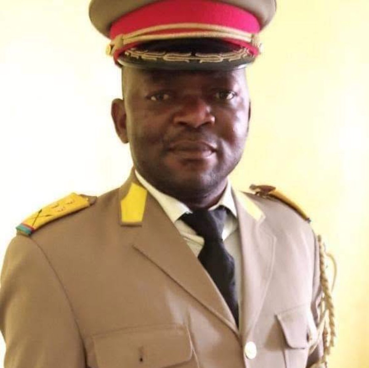 GeorgesKisando's tweet image. 🇨🇩"L'âme d'un soldat ne meurt jamais, elle veille éternellement sur ceux qu'il a protégés."

Paix à l'âme du Colonel Papy Mozebo, tombé sur le champ d'honneur, armes à la main. 

 Vaillant héros de #Goma, il avait été commandant en charge de la défense de la ville de Butembo…