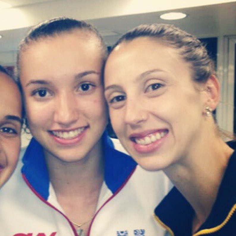 daroiit's tweet photo. ai não aguento as minis gabi&amp;priscila https://t.co/uCkO539Xcc
