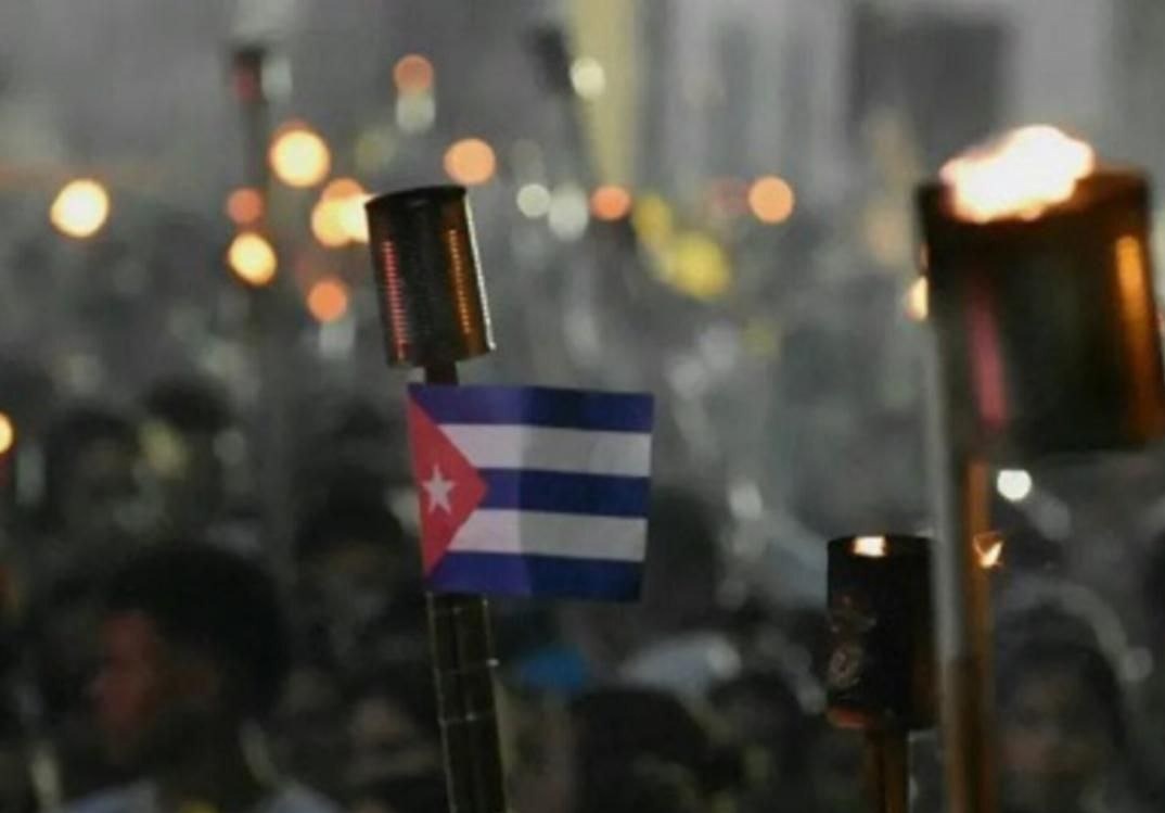 Desde la Escalinata de la Universidad de La Habana, aquí estamos #SiempreAntimperialista con la antorcha encendida en Marcha Unida #DefendiendoCuba🇨🇺💪❤️