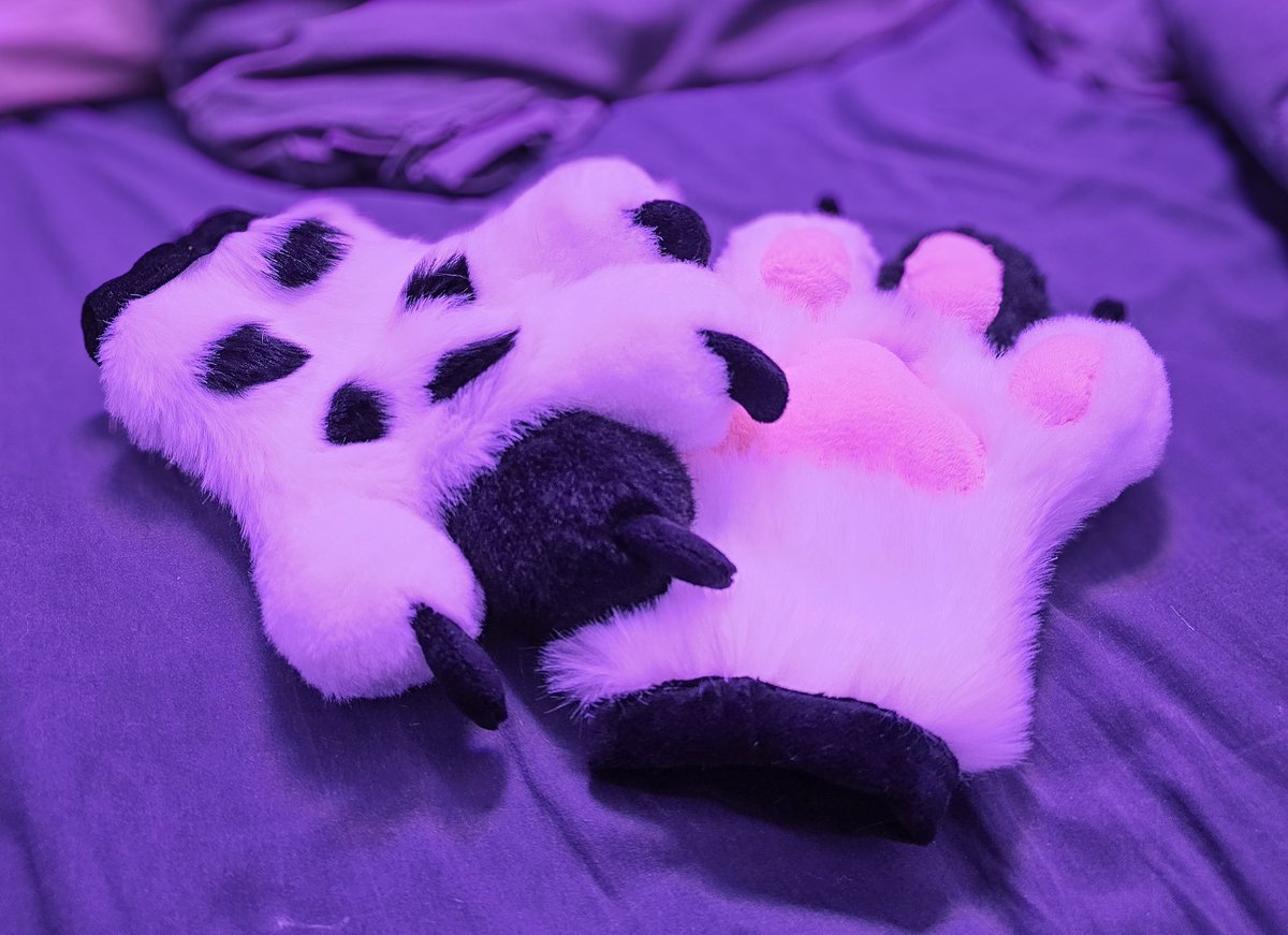 Edward Hand Paws done ! ✨
#Fursuit #fursuitmaker