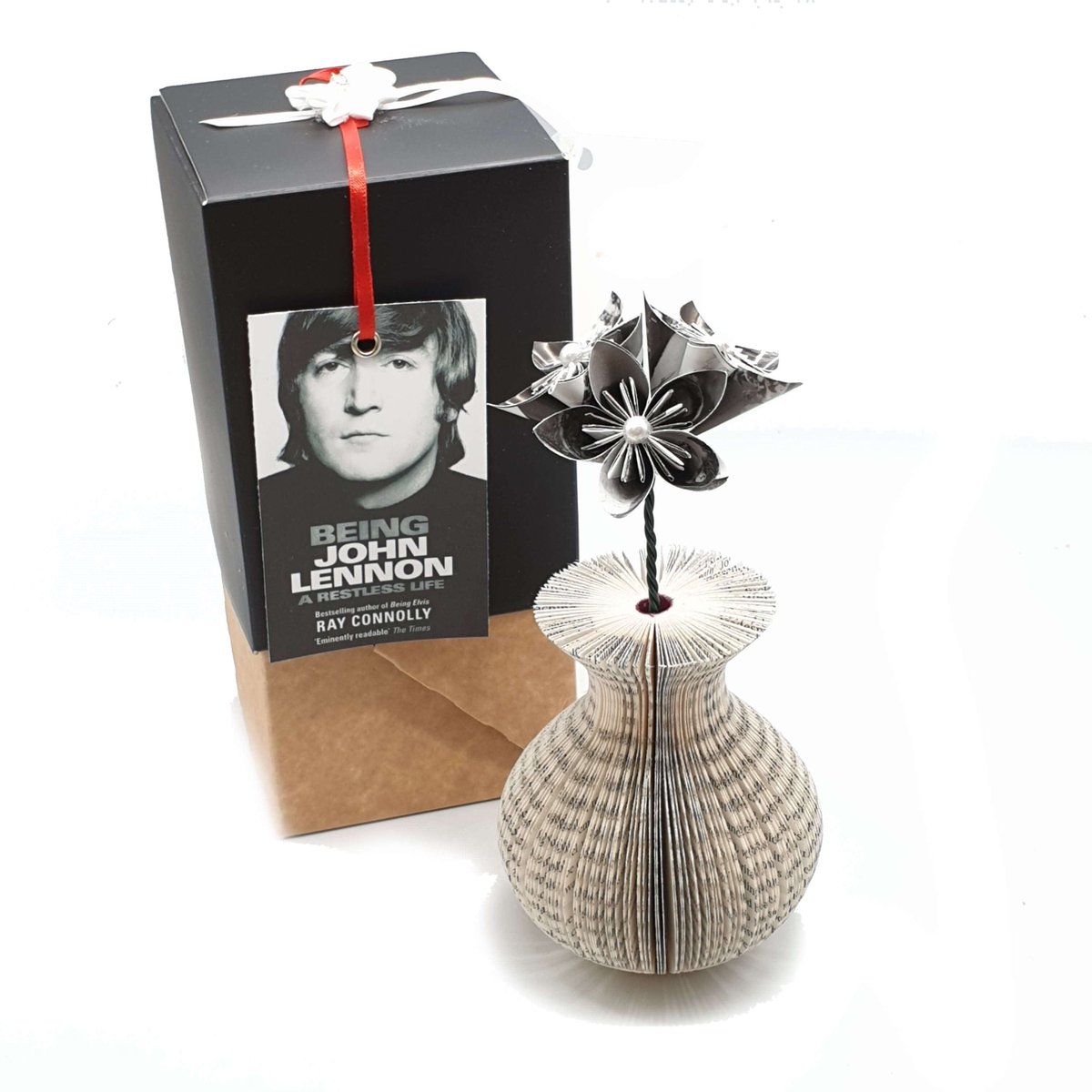 Paperappleco's tweet photo. Custom Vase and Flowers Book Gift https://t.co/2q9vtAbJRe #Shopify #PersonalizedPresent https://t.co/DSSZagnulA