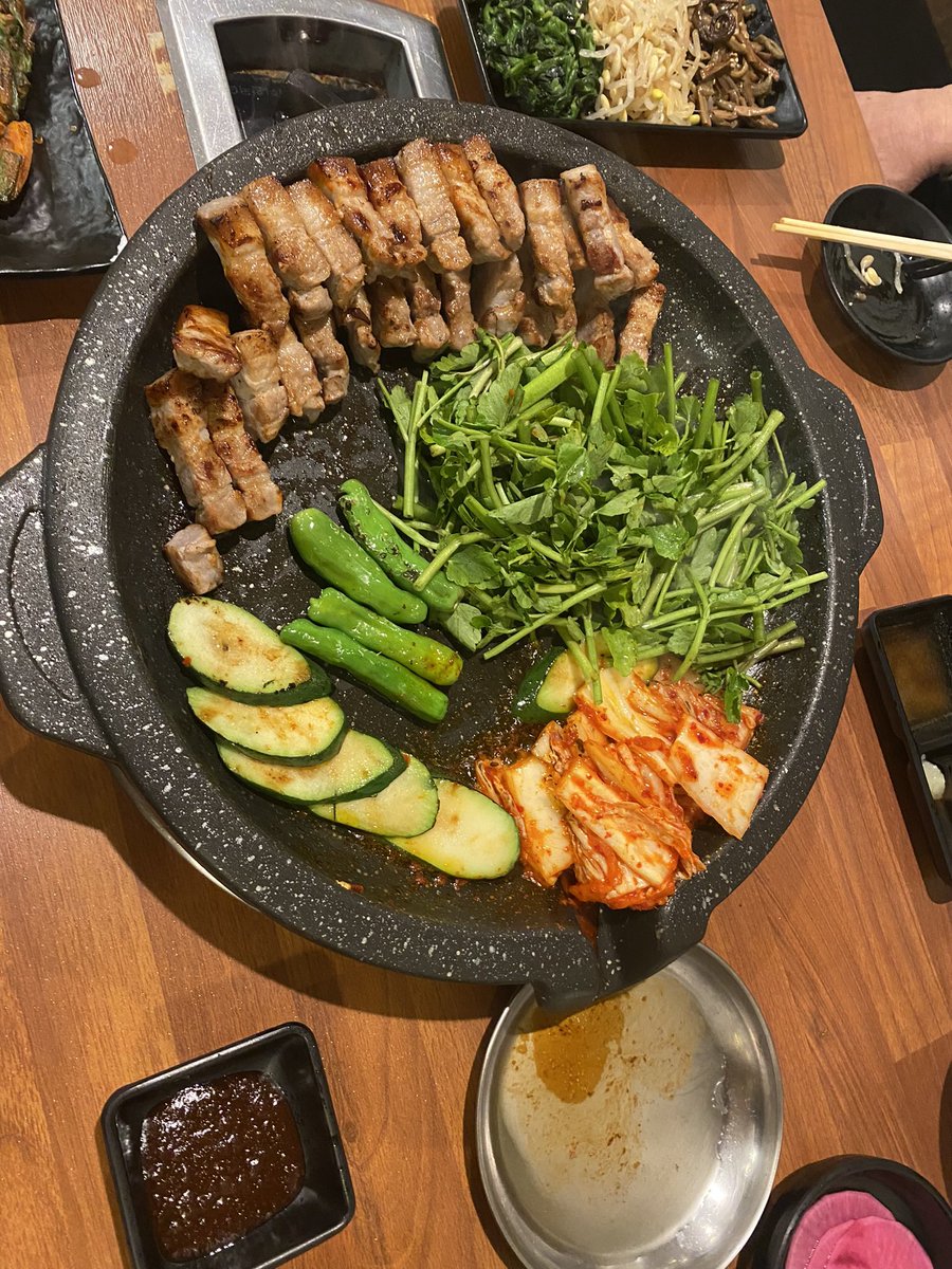 ENorujya's tweet photo. ミナリサムギョプサル。

食べてみたかったから行ったけど、店員さん含めお店で私が1番年上とちゃう？ってレベルで若者しか居ませんでした。

セリもりもり食べてきました https://t.co/ii2npiDm1I