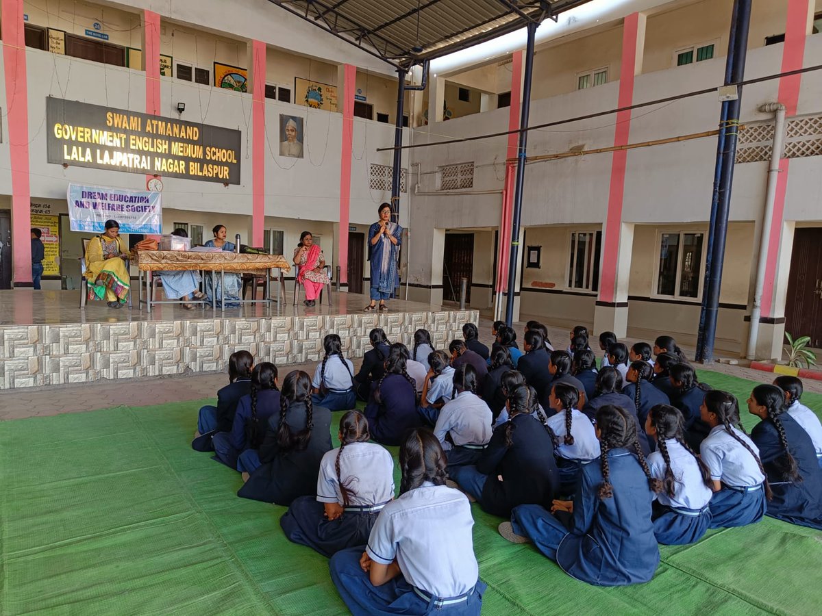 DeepakNsodhi's tweet photo. #Breast Cancer Awareness sessions to the girls of Lala lajpath Rai School...#Dream Education welfare Society regularly organising such sessions for the benefit of women Health and safety 🛟. https://t.co/46D7w5IIBR