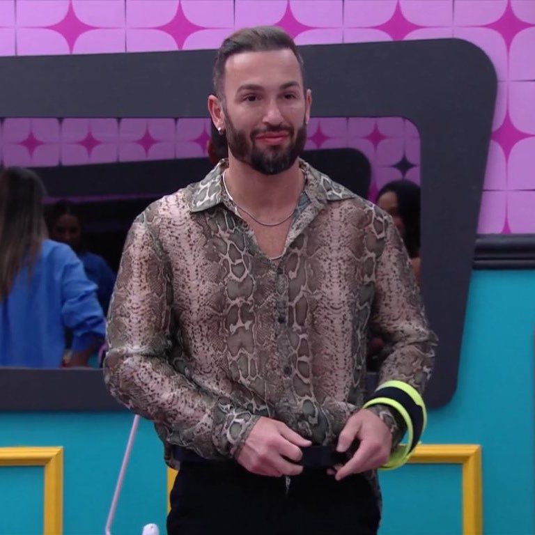 thiago_p's tweet photo. A mona sempre vestida igual um dançarino de salsa. #BBB25 https://t.co/pry4WSHaTT