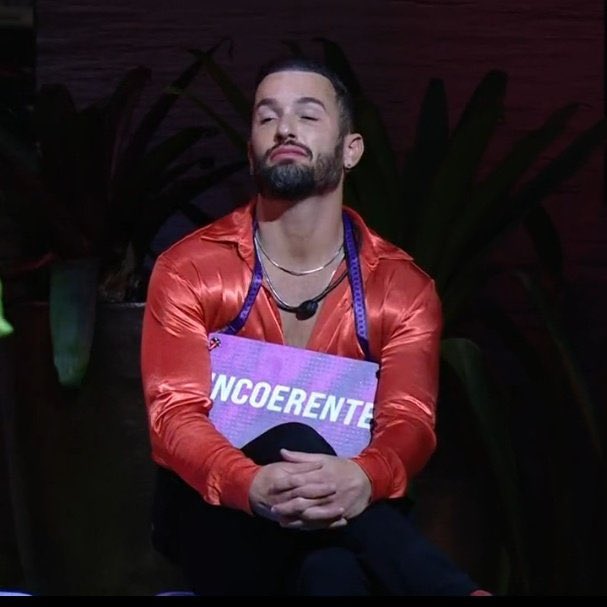 thiago_p's tweet photo. A mona sempre vestida igual um dançarino de salsa. #BBB25 https://t.co/pry4WSHaTT