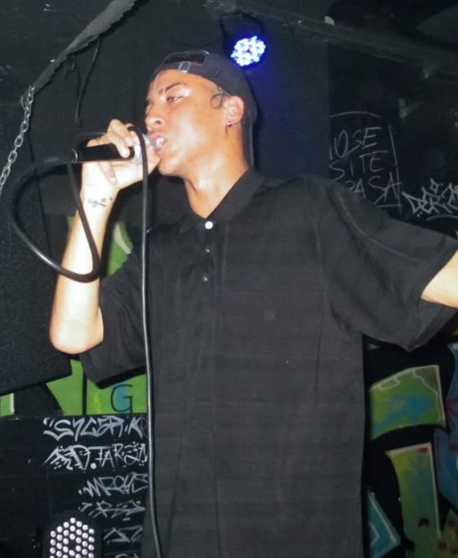 EL DOSCIENTOSIETE:Rapero Oriundo de Santa Fe, Actualmente residiendo en Merlo,San Luis,inicio su carrera en 2023, desde ese momento saco, Un EP(Hipotermia) y un Disco(Sindrome de Sueño) una carta de amor al Boombap.