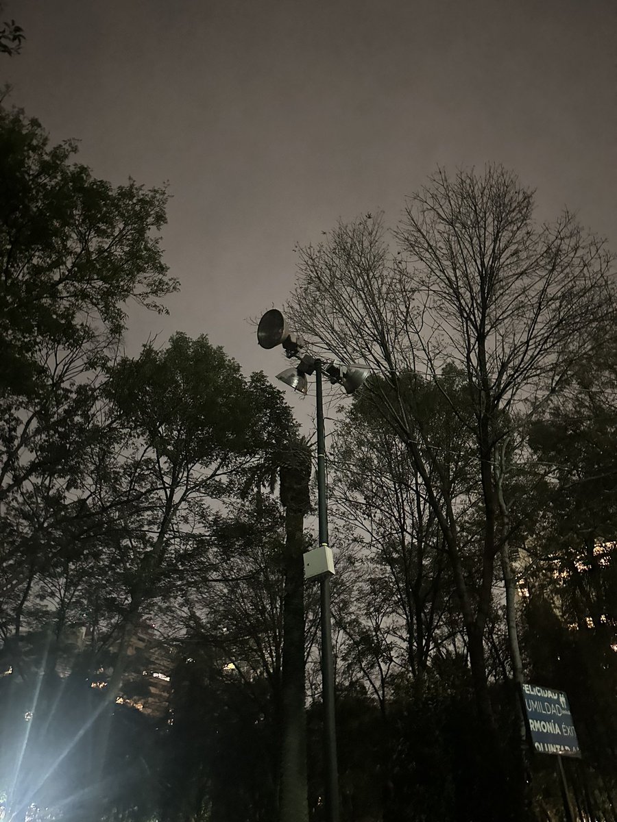 fanathierry's tweet photo. @AccionesBJ @BJAlcaldia @LuisMendozaBJ por lo menos 11 luminarias del @parquehundido no funcionan. Queremos luz en nuestro parque 🫶🏼 Adjunto evidencia. https://t.co/zSuR69gpgF