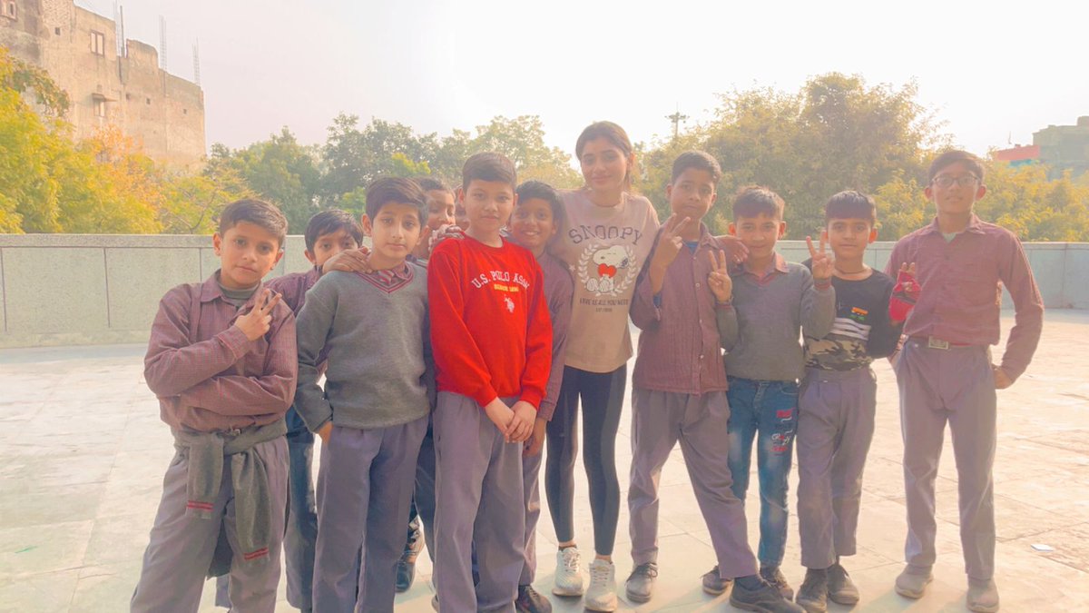 mcdpswvn's tweet photo. विद्याँजलि कार्यक्रम के अंतर्गत हमने एक वालंटियर से आग्रह किया कि 25 जनवरी के कार्यक्रम के लिए हमारे बच्चो को डांस की तैयारियां करवा दे।
वालंटियर मिस रिया इसके लिए तैयार हो गई और कई दिन कड़ी मेहनत करके करीब 150 बच्चो को डांस के लिए तैयार किया।
वालंटियर रिया का बहुत बहुत धन्यवाद https://t.co/f4ESpIRcmT