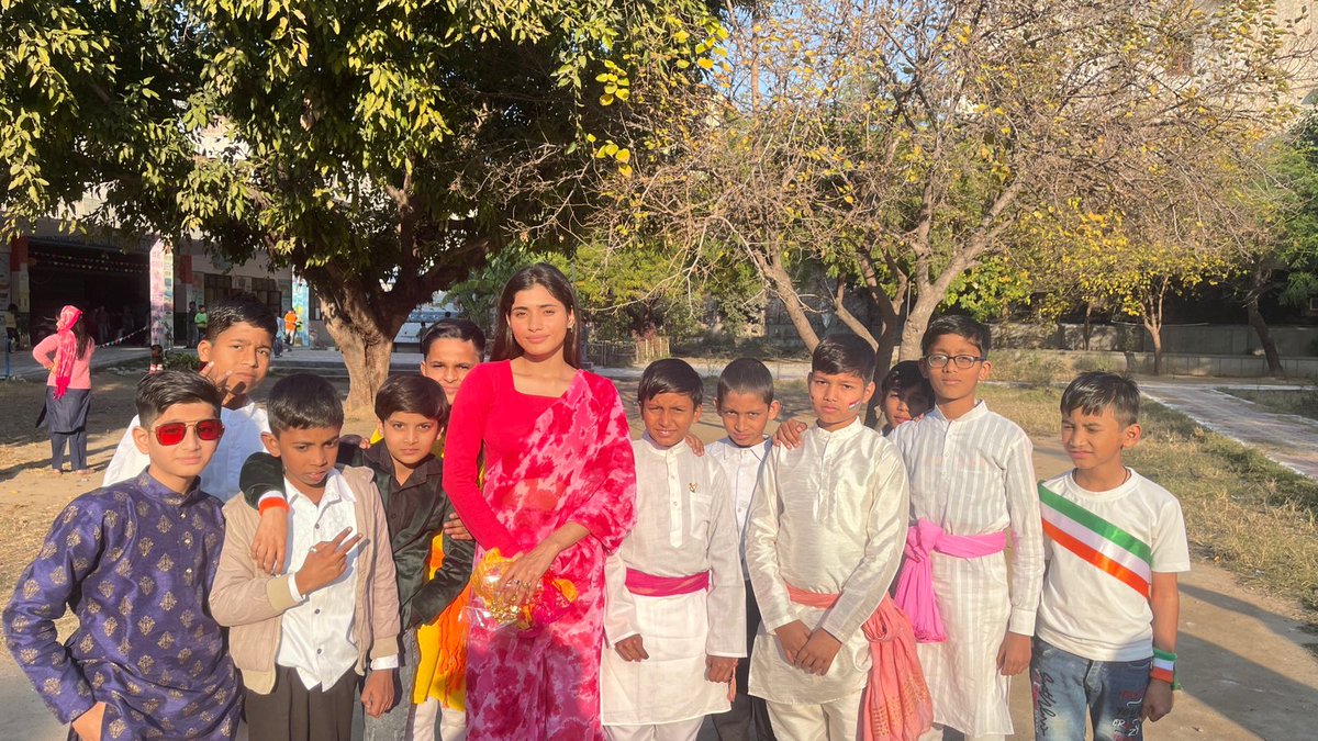 mcdpswvn's tweet photo. विद्याँजलि कार्यक्रम के अंतर्गत हमने एक वालंटियर से आग्रह किया कि 25 जनवरी के कार्यक्रम के लिए हमारे बच्चो को डांस की तैयारियां करवा दे।
वालंटियर मिस रिया इसके लिए तैयार हो गई और कई दिन कड़ी मेहनत करके करीब 150 बच्चो को डांस के लिए तैयार किया।
वालंटियर रिया का बहुत बहुत धन्यवाद https://t.co/f4ESpIRcmT