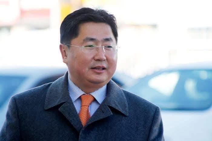 Д.Ангар: Хуульчлагдсан ДЭЭРЭМ!!!
Ажил олгогч ажилтандаа 2.5 сая төгрөгийн цалин өгөхийн тулд улсад 1 сая төгрөгийн НДШ, ХАОАТ төлж байна. Энэ нь шууд 40% дарамтыг ажил олгогч буюу компанид үүрүүлж байна. Хоёр хүн мөнгө солилцоход дундаас нь 40% шүүрдэг нь бол үнэхээр