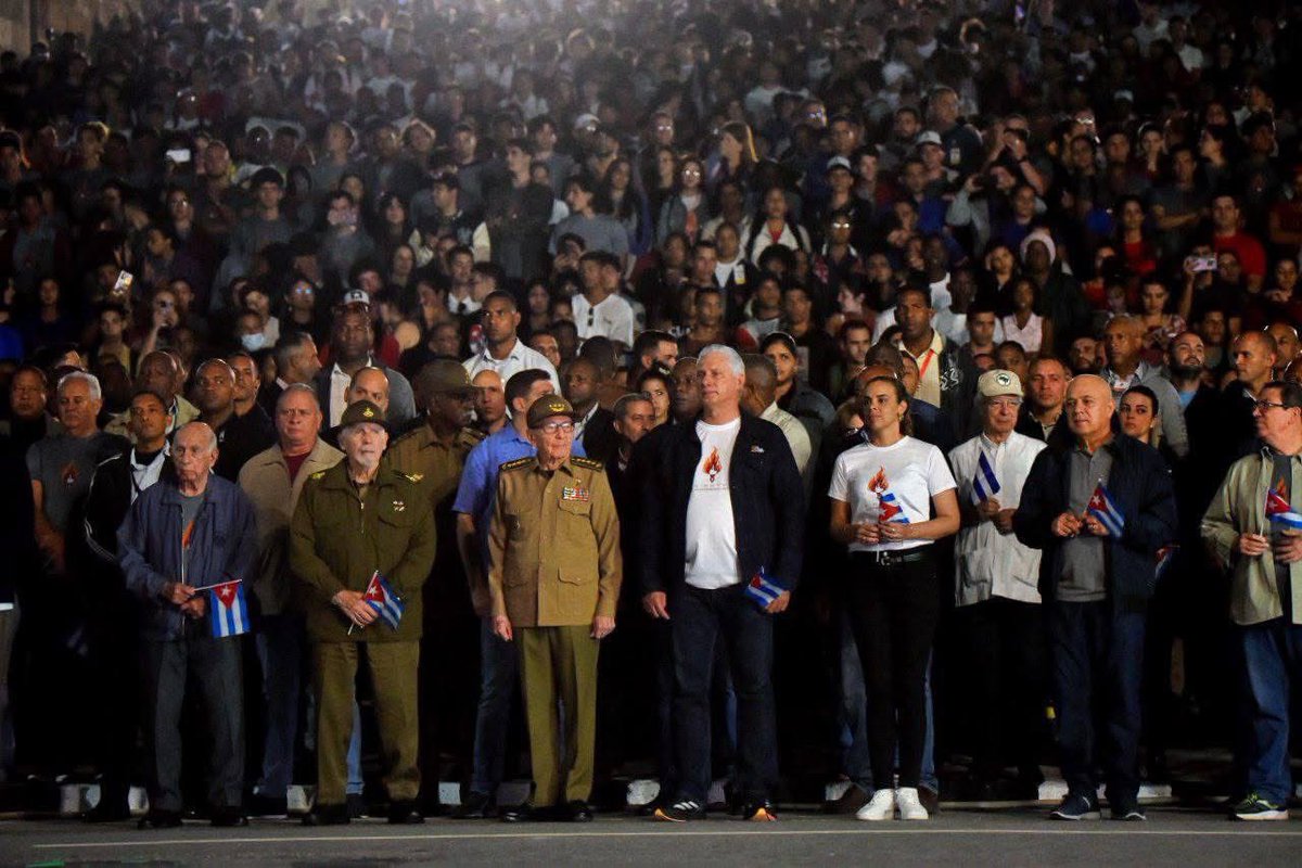 _TereFelipe_'s tweet photo. Qué cosa hermosa lo que está sucediendo ahora en la escalinata… 

Raúl Castro encabeza la marcha junto a la juventud cubana, por Martí 🫡 https://t.co/IGe7jNdAtq