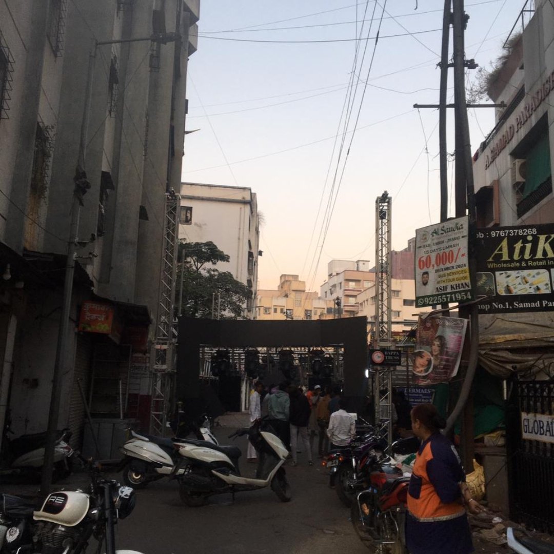 HashimAnsari123's tweet photo. What's happening in Kondhwa ? 
@PuneCityPolice 
@CPPuneCity 
@PuneCityTraffic 
Who gave th permission to celebrate smthng on main road by blocking it completely 
Fall of law,order in city 
@ChetanVTupe 
@timesofindia 
(Location: Meetha Nagar main road , Kondhwa Pune) https://t.co/iZsgiKbHfg
