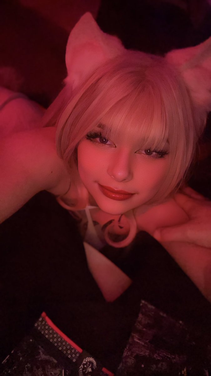 QuinnOmegaa's tweet photo. Tell me I’m a good (fox) girl 👉🏻👈🏻 

Set is from @moeflavor :3 

#foxgirl #nekomimi #egirl #cosplay #moeflavor #winterfox https://t.co/z7QwdttGIL