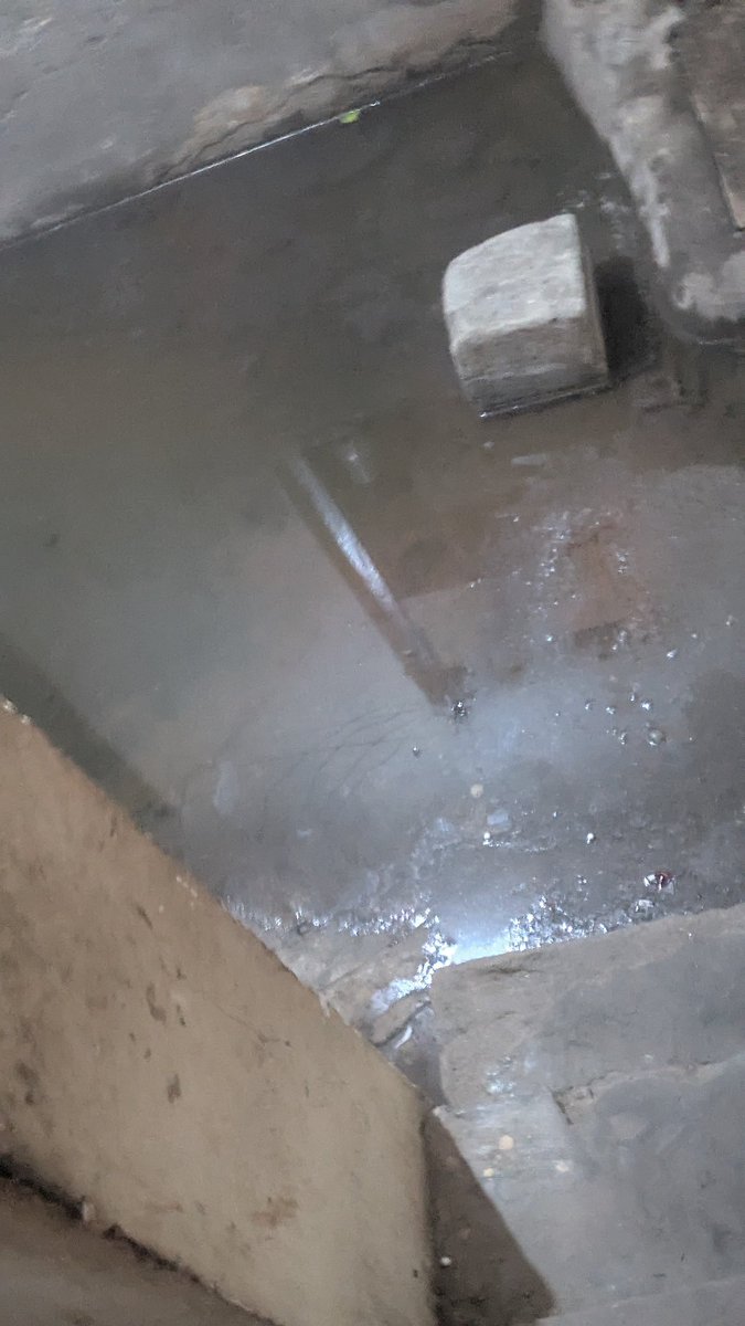 squatsquads77's tweet photo. Sewer leakage has been an ongoing issue for too many days now. I've made countless complaints through visits and calls, but there's been no response. The overflow and blockage have turned our home into a stinking mess, almost like a talab. It's unbearable, around. https://t.co/vN5wC0UWw0