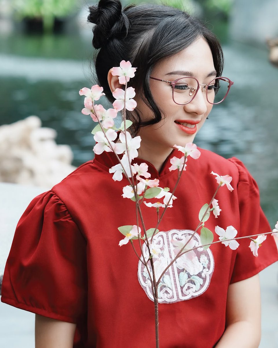 Tampil penuh pesona dengan frame agnès b.

Desain elegan dan detail yang memukau akan
melengkapi penampilan Anda di momen spesial.

Temukan koleksi frame agnès b di Optik Tunggal
atau ZEISS Vision Center terdekat.

agnès b AB70173 (Pink)
Rp3.450.000

#optiktunggal #agnèsb