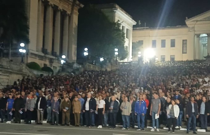 Marcha de las Antorchas. Con José Martí y su discípulo y continuador, Fidel, enfrentamos las agresiones del monstruo. Miles de jóvenes y Cuba toda desfila como cada 27 de enero, vísperas del nacimiento del Maestro comprometidos con la Patria #CubaViveEnSuHistoría .