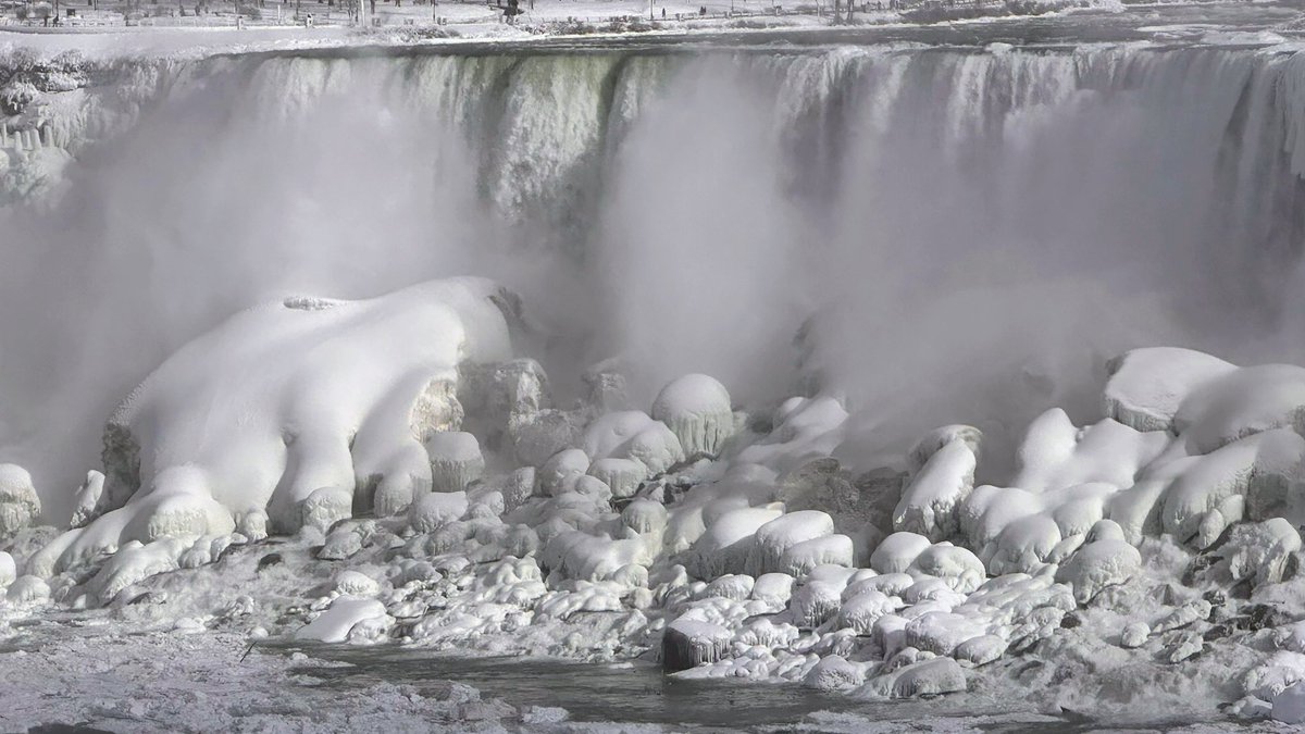 turkishsoccer's tweet photo. Frozen Niagara Falls , Canada ( Sunday , January 26, 2025 ) #niagarafalls #Niagarafallscanada #frozenfalls #FrozenNiagaraFalls https://t.co/3DCuoQ7oYb