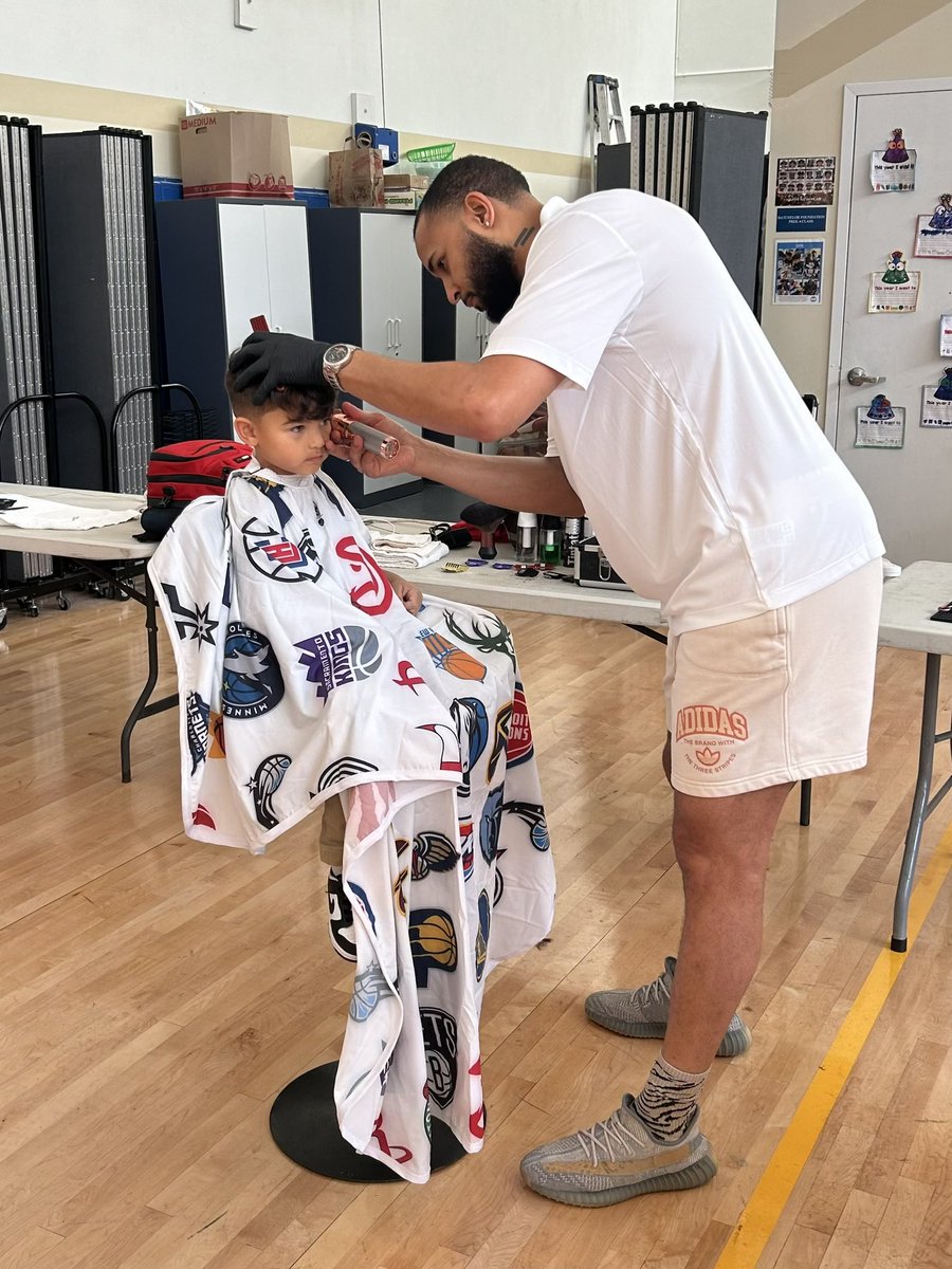 UM_SADV's tweet photo. Thank ๐๐ผ @JesssHurley3 great connection w/CARE Elementary & RAE of HOPE Foundation who provided haircuts for kids! #canescare๐งก๐ https://t.co/C8iyotnqsv