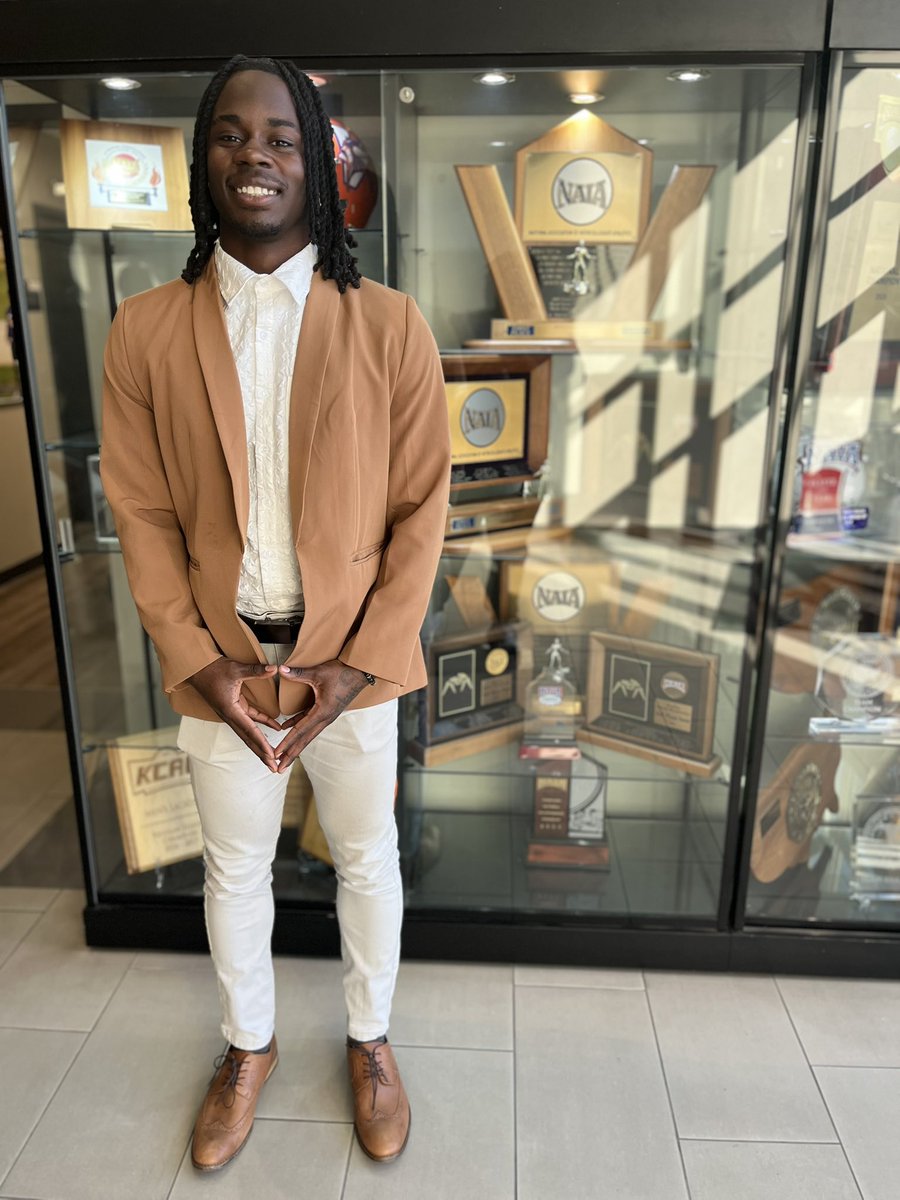 MovalFootball's tweet photo. Business Monday ! 

Monday sets the tone for the week and this dude did that dressed for success ! 
@vooonte @MVCAthletics 

#VALLEYWILLROLL #ADT https://t.co/eSt7nIX62O