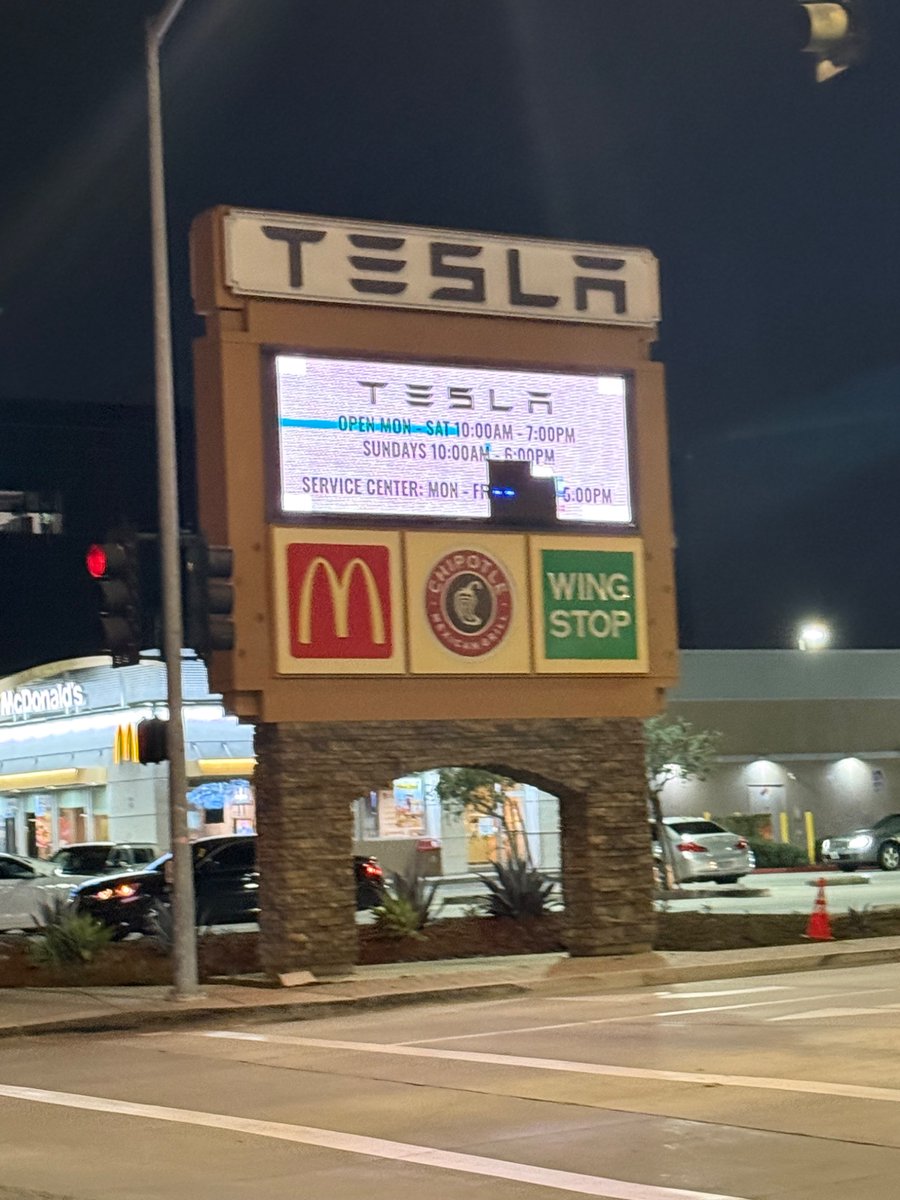 DJPlayMySong39's tweet image. @elonmusk had our movie theater torn down but can’t have a working sign come on @Tesla do better! #AnaheimCalifornia #Tesla