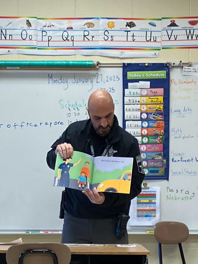Thank you to Deputy Fiore for taking the time to read to our classes at GLS.<a href="/SEDOL_IL/">SEDOL</a> 🐻💙