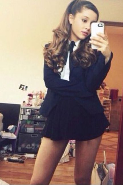 cambeserious's tweet photo. when fans thought ariana had a dildo on the floor IFJDJSJDJA https://t.co/eQZw9wWN5X