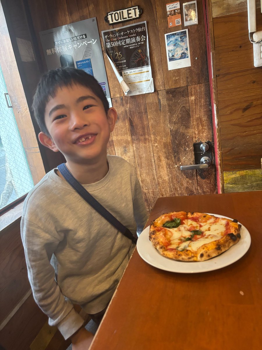 そらブー酒場放浪記（今日は三ツ矢サイダー）@仙台
レッスン後にいつものピッツェリアでいつものメニュー🍕
今年もお世話になります
#ランチ  #ローストコーン #ピスタチオ #ハモンセラーノ #マルゲリータ #ワイン注ぐのが好き