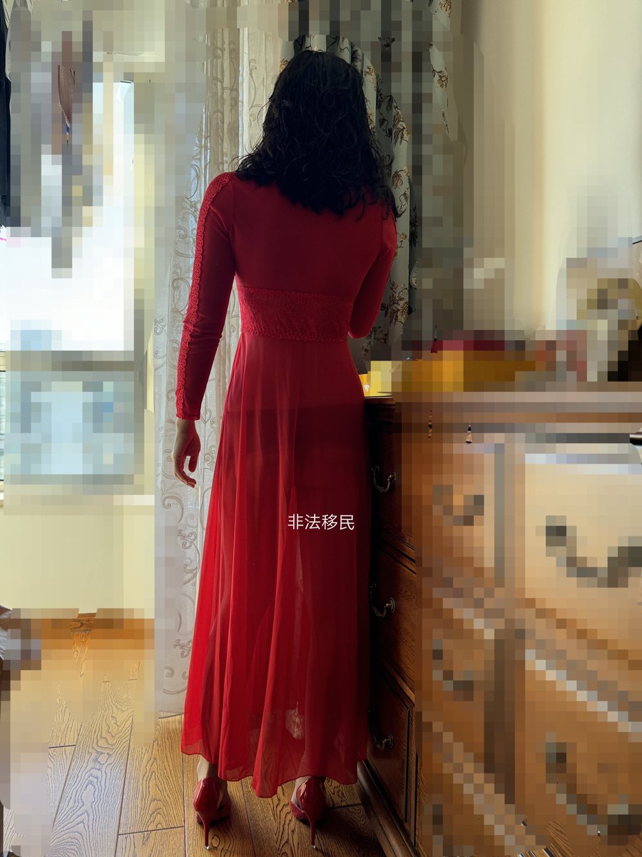 在这里我和老婆共祝朋友们蛇年大吉，招财进宝日进斗金。