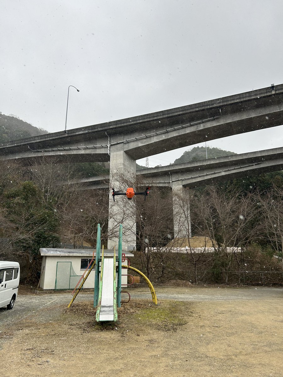 DroneRikky's tweet image. 練習してたら雪降ってきた。笑
autelって雪いけるん？☃️

#autel
#頑張れオーテルとオレ
#爆裂爆進