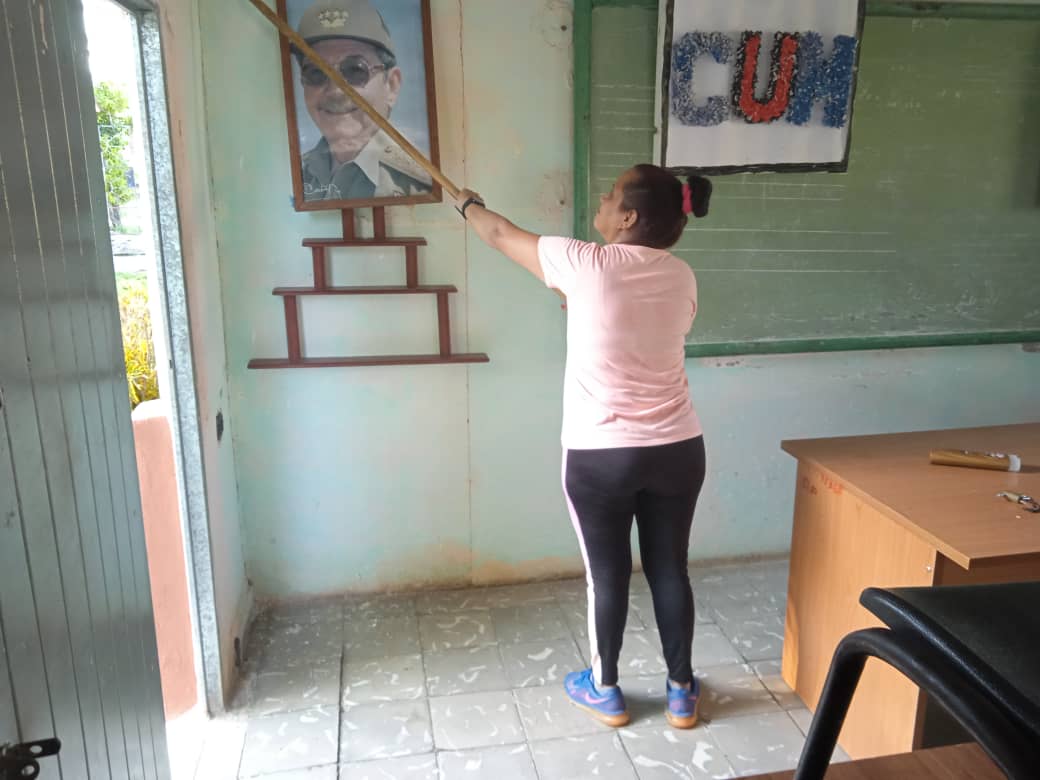 EmyRosy82421's tweet photo. En el Centro Universitario Municipal de #Campechuela se desarrolla un Trabajo voluntario dedicado al 172 aniversario del natalicio de #MartíVive 
Esta actividad dirigida desde la Cátedra Martiana.
#MartíVive
#UniversidadDGranma
#DeCaraAlSol https://t.co/RYUG4fmJUU