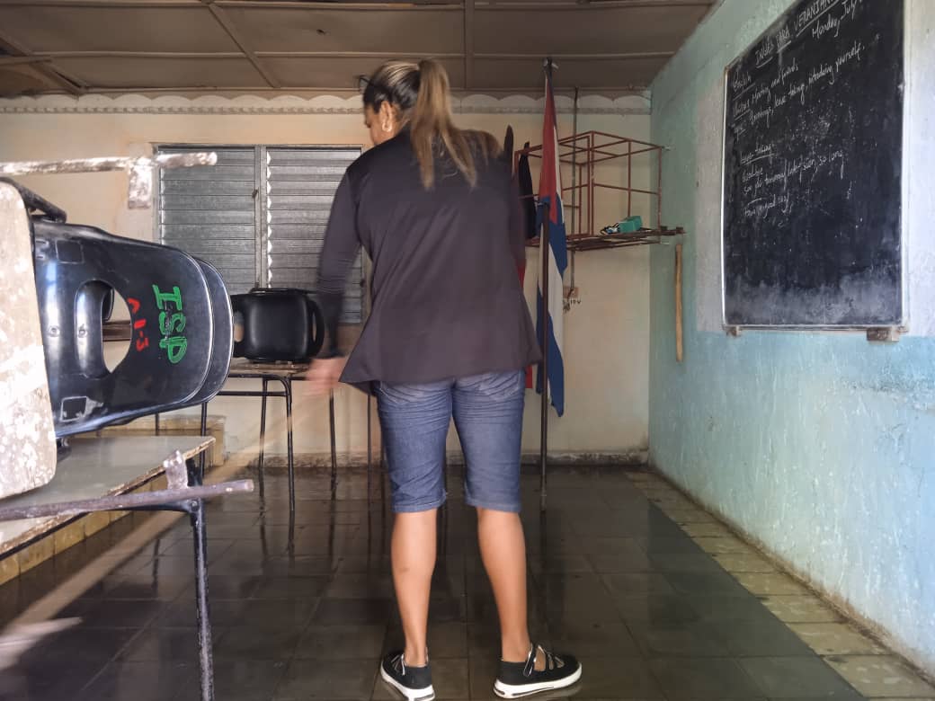 EmyRosy82421's tweet photo. En el Centro Universitario Municipal de #Campechuela se desarrolla un Trabajo voluntario dedicado al 172 aniversario del natalicio de #MartíVive 
Esta actividad dirigida desde la Cátedra Martiana.
#MartíVive
#UniversidadDGranma
#DeCaraAlSol https://t.co/RYUG4fmJUU