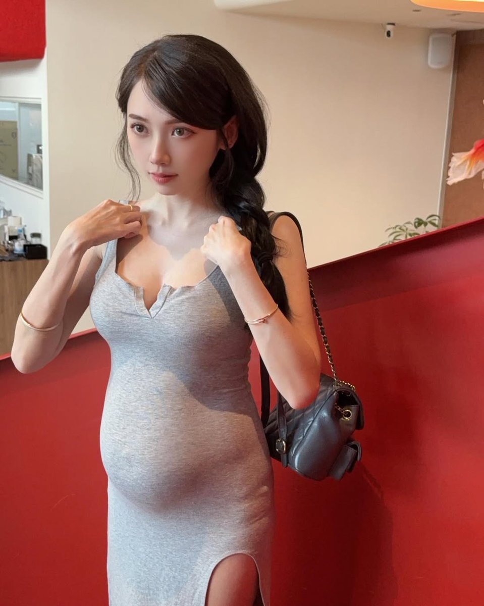 2025年的第一发热精就献给你啦小骚货，月份还不大就开始发骚了，估计从怀孕那刻起老公就没碰过她，才能让她骚成这母狗的样子