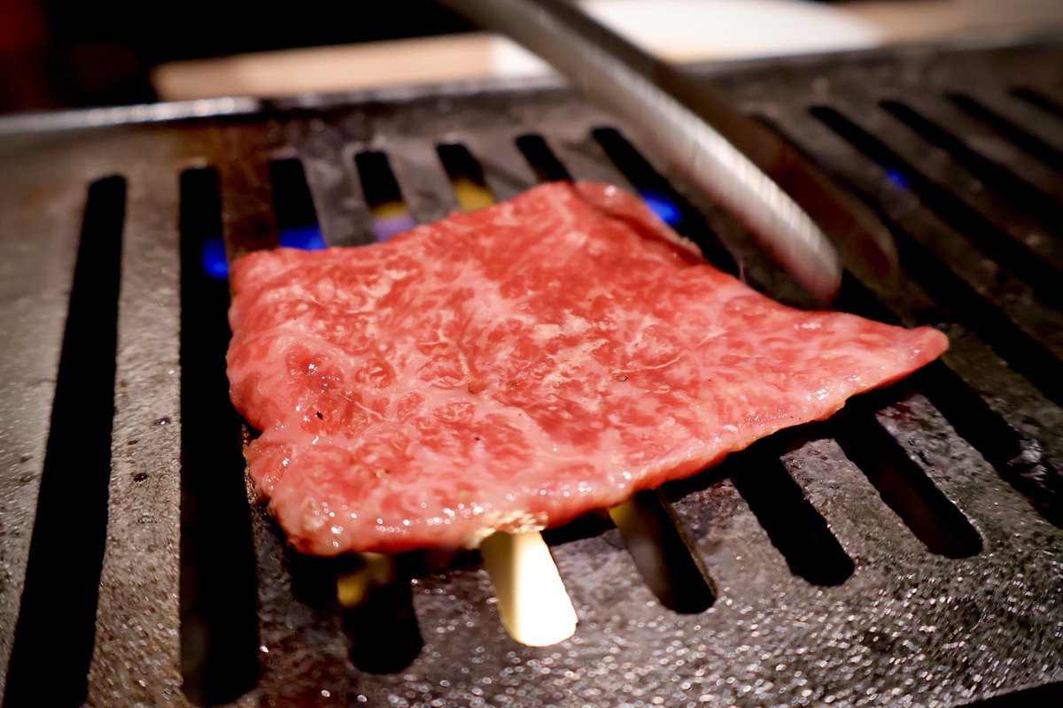 aochins8's tweet photo. こちら池袋にある「焼肉あぶる」のPR投稿（要はごちそうしてもろた）になるのですが、接客も料理も大変素晴らしかったのでリプ欄にいくつか投稿をぶら下げていこうかと思います！なんというか、オッサンの脆弱な胃袋にもちょうどいい感じのいい焼肉！至福だった〜！
PR @abull_ikebukuro
#池袋焼肉 https://t.co/pto4TtknXa